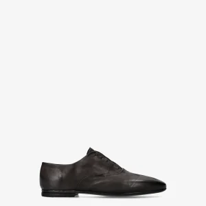 Oxford in distressed leather