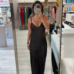 Abito basic con spalline in raso cacao