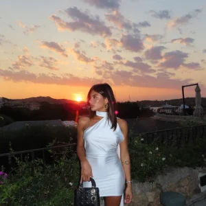 Abito scollo asimmetrico fiocco