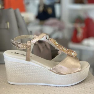 Sandalo platform colore champagne con strass