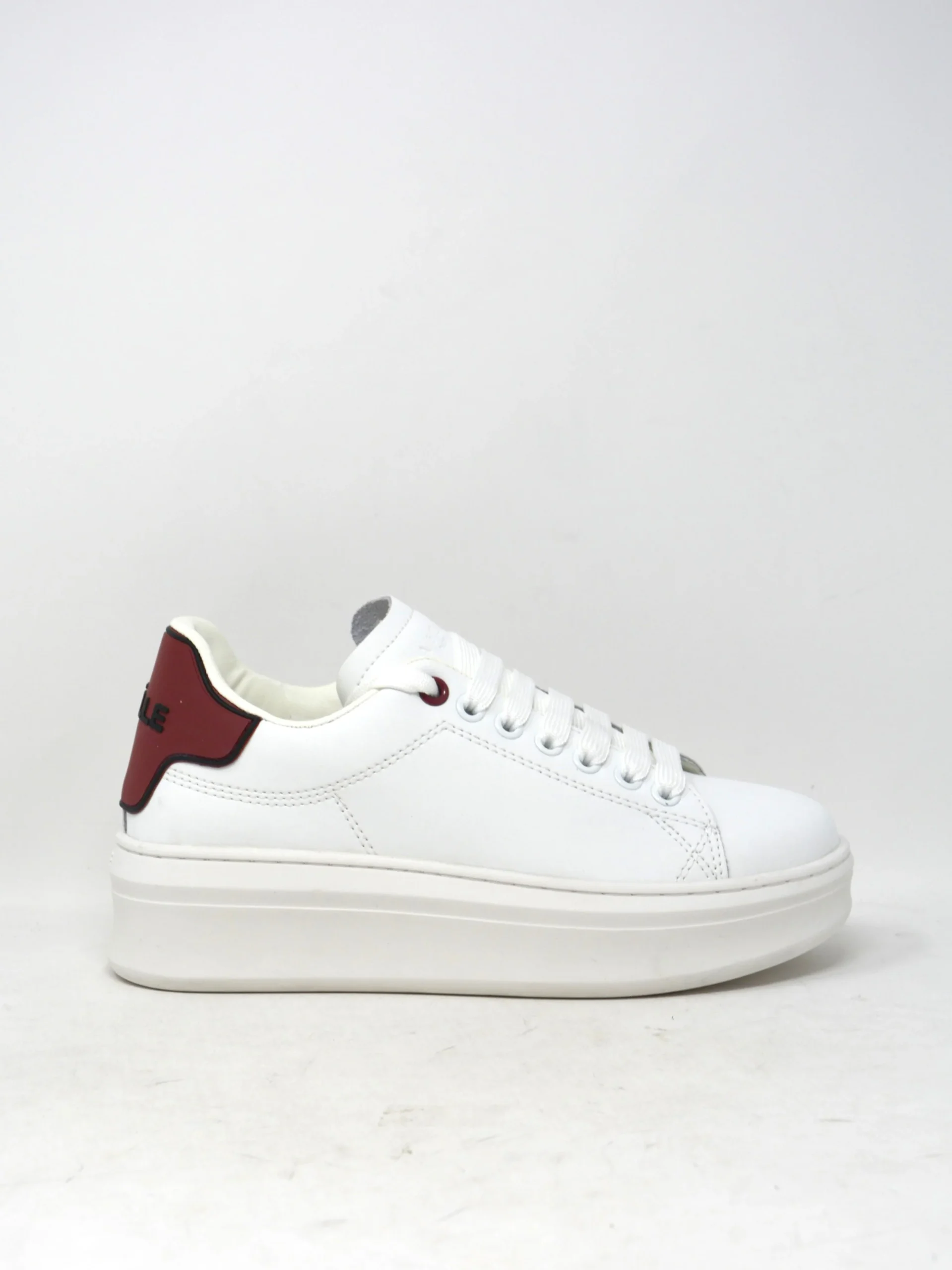 Sneaker in pelle bianca con tallonetta borgogna -W01450