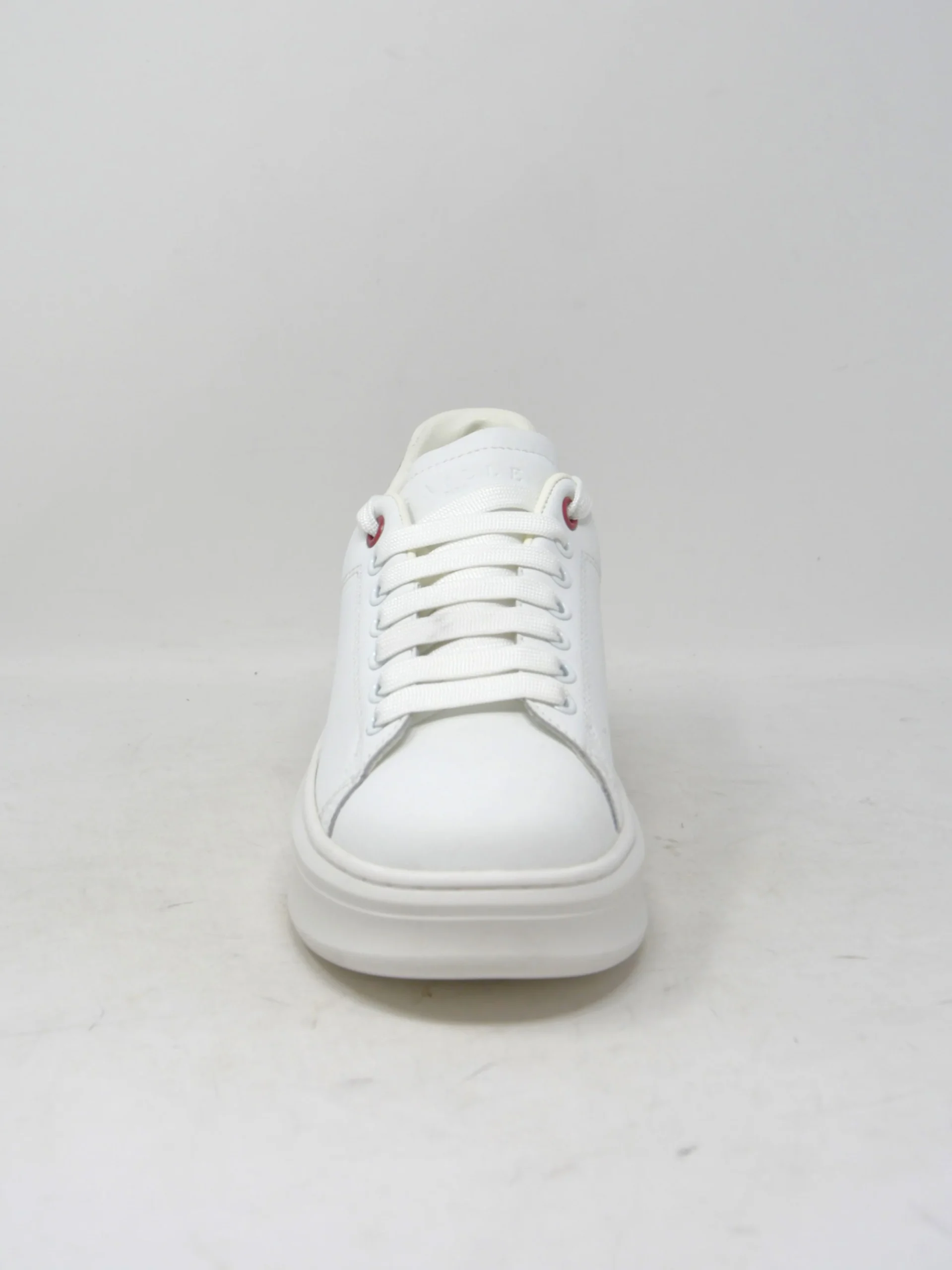 Sneaker in pelle bianca con tallonetta borgogna -W01450 - immagine 3