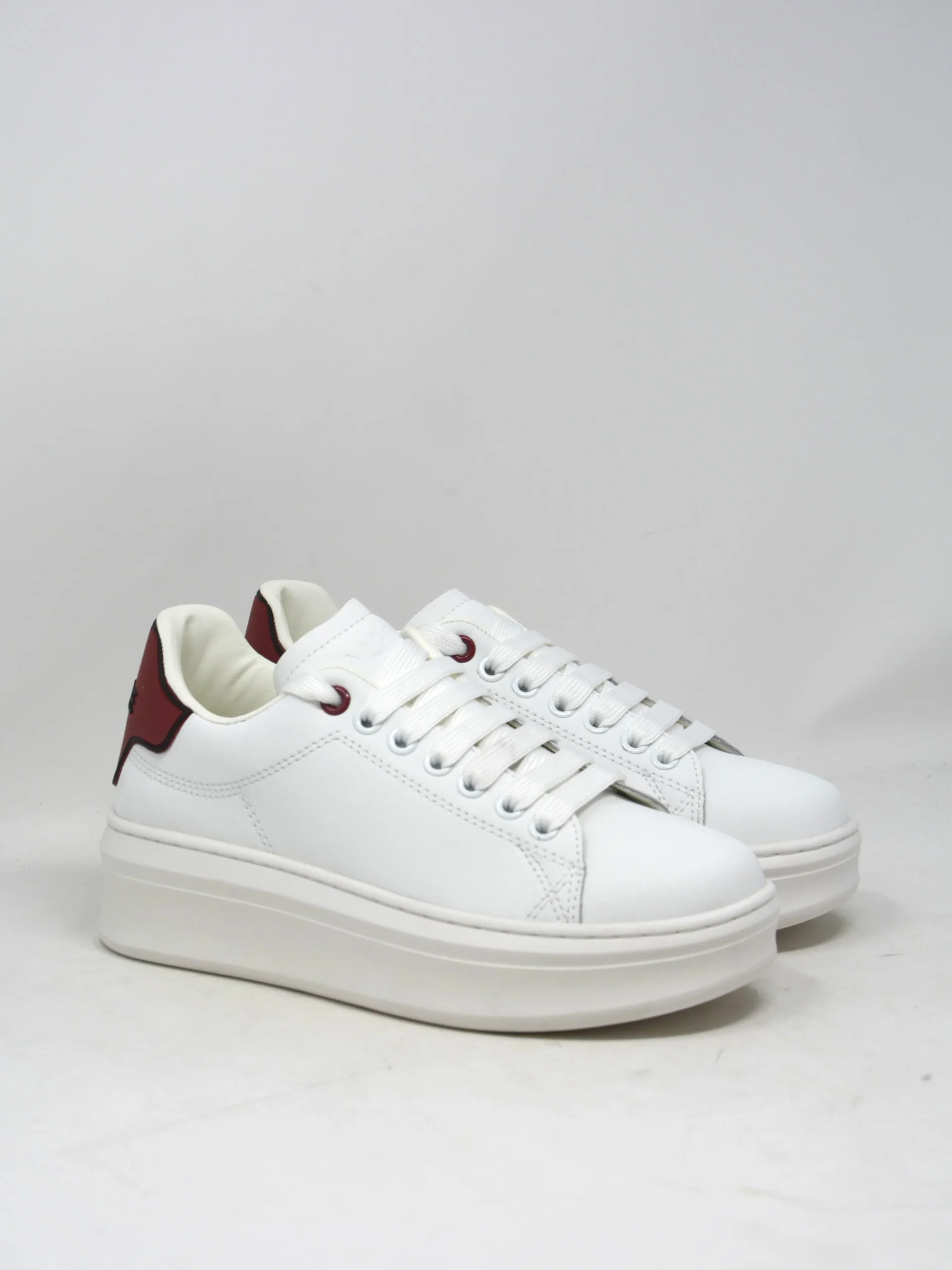 Sneaker in pelle bianca con tallonetta borgogna -W01450 - immagine 4