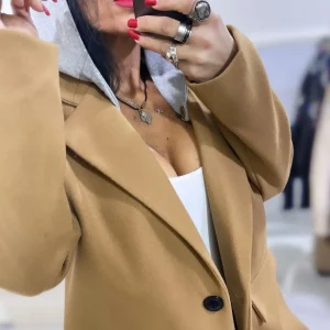 Giacca Arisa Camel con cappuccio