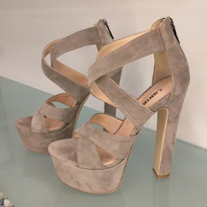 Sandali LONIGRO con plateau in camoscio tortora chiaro