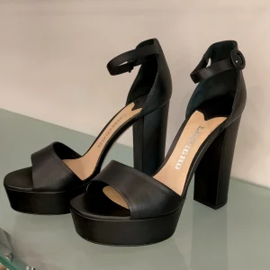 Sandali LONIGRO con plateau in pelle nera