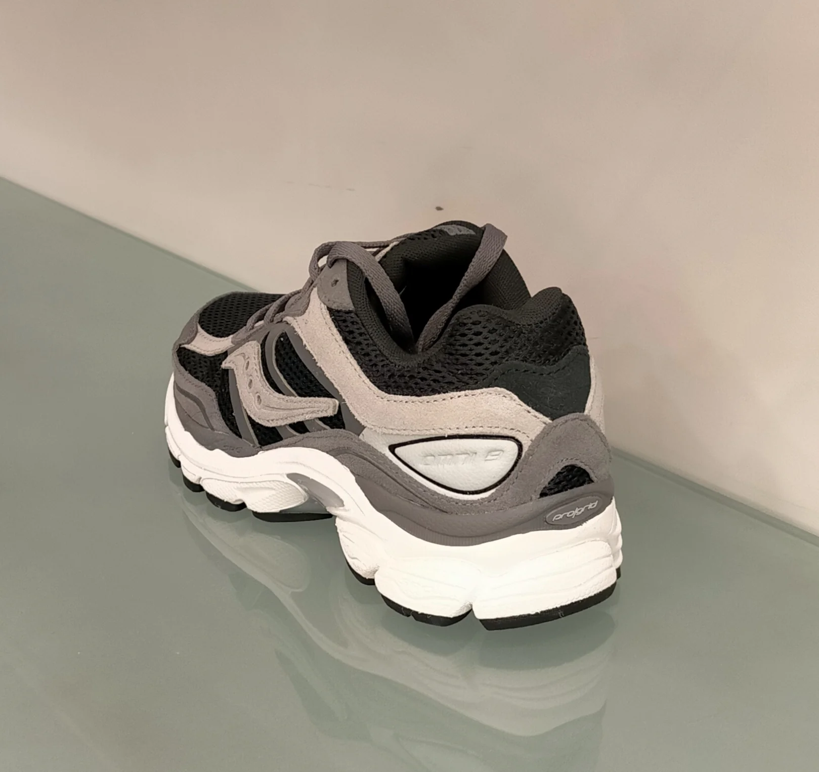 Sneakers SAUCONY in camoscio grigio chiaro/scuro, rete nera - immagine 4