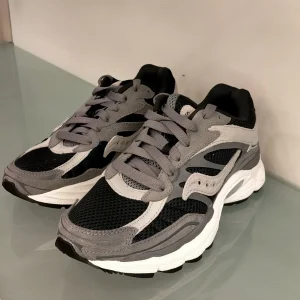 Sneakers SAUCONY in camoscio grigio chiaro/scuro, rete nera