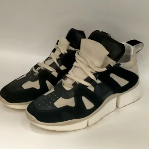 Sneakers LONIGRO in camoscio bianco e nero