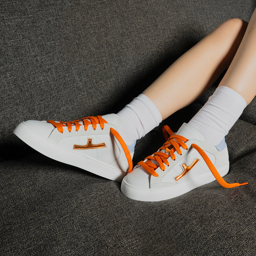 Sneaker in pelle bianca con dettagli e lacci oro e azzurro Donna - immagine 3