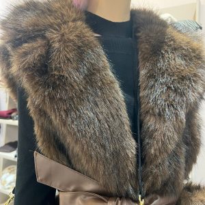 Eco pelliccia smanicata collo reverse con cinta morbida -505017