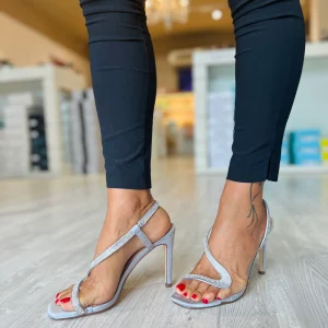 Sandalo con tacco asimmetrico raso argento e strass-DS935